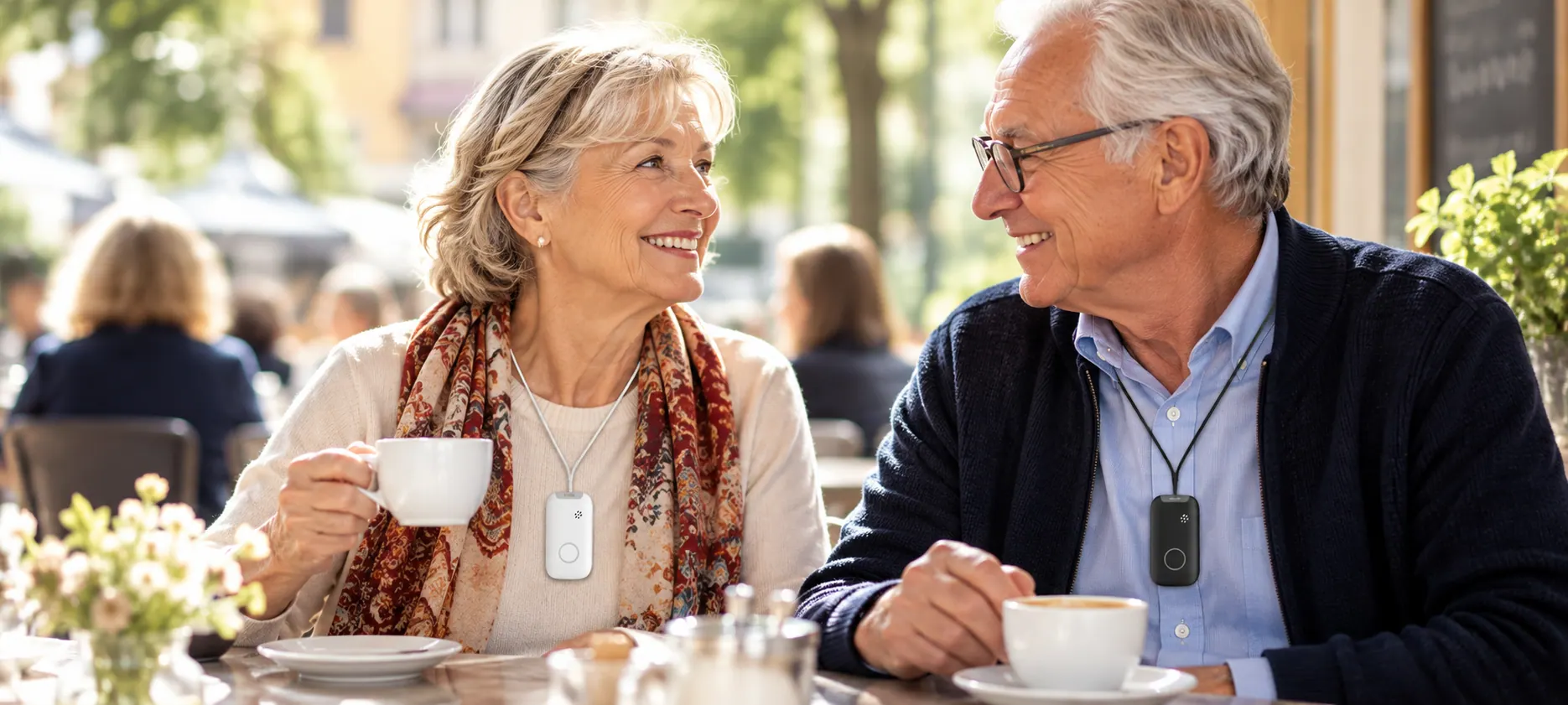 Seniorenpaar sitzt lachend zusammen im Café